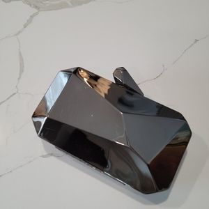 Asymmetrical hard-shell clutch